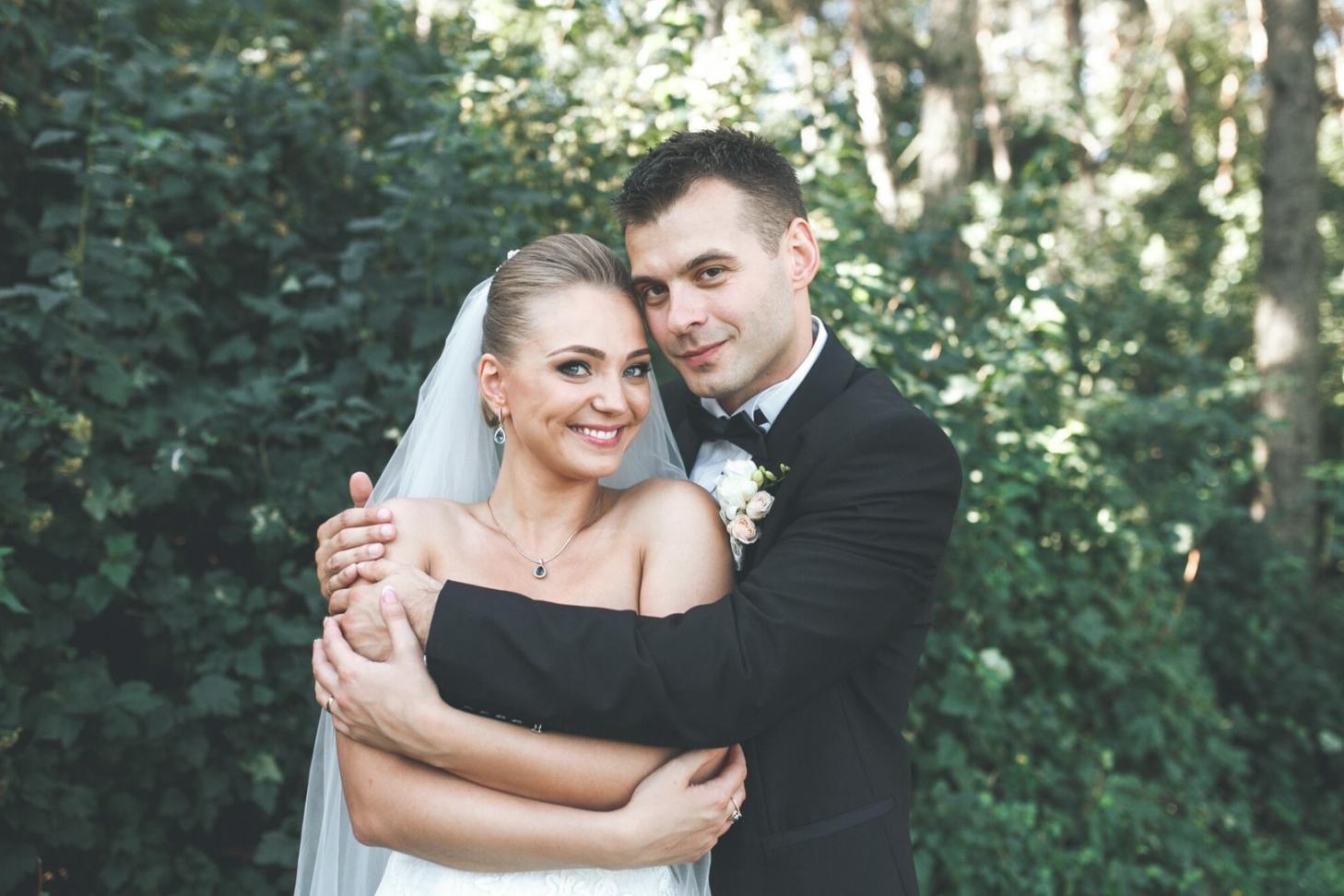 Famiglia che pratica attività di benessere insieme