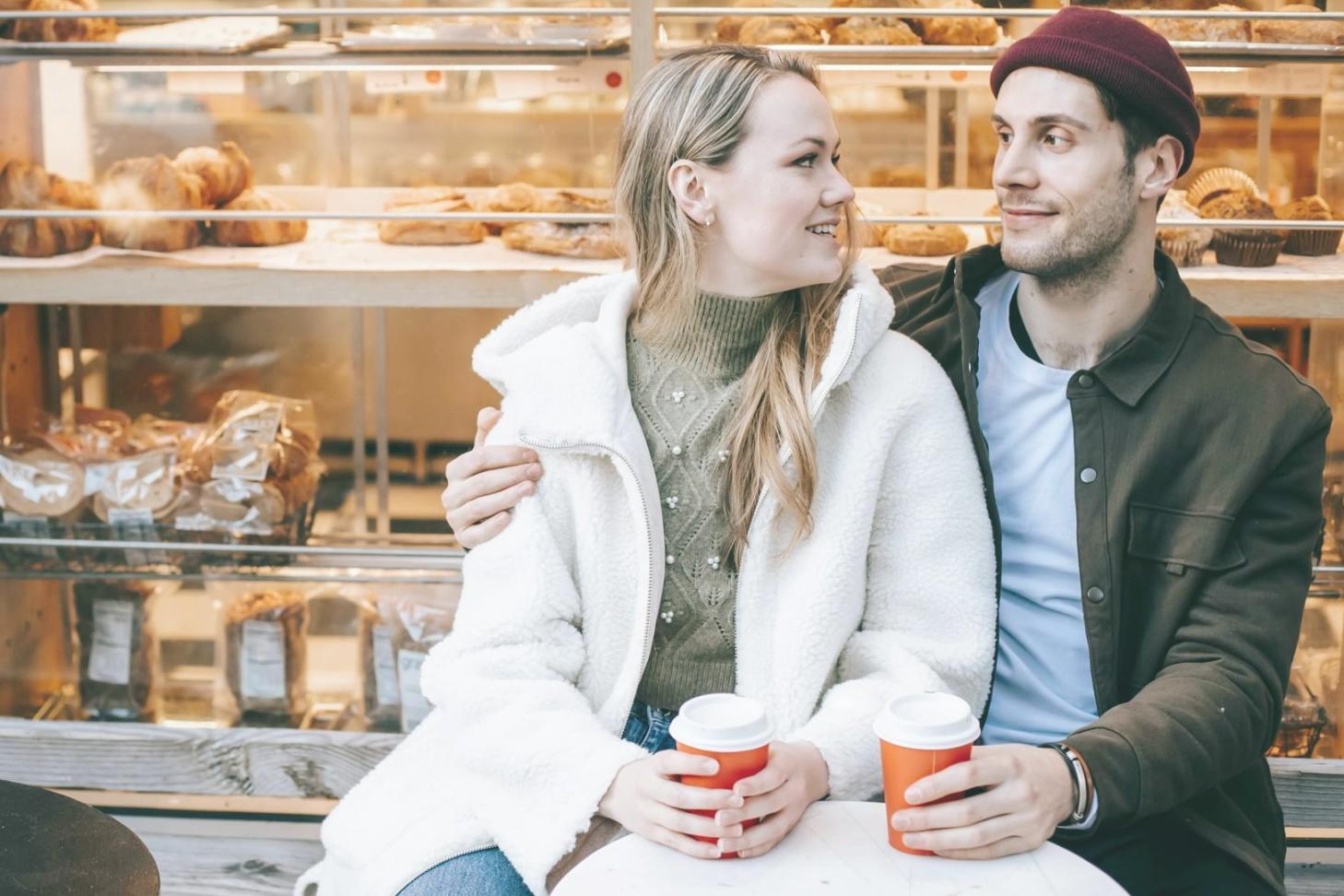 Famiglia che partecipa attivamente a un momento di apprendimento condiviso in un ambiente accogliente